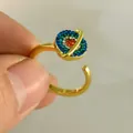 Vergoldeter rotierbarer Angst-Ring mit lebhaftem, mehrfarbigem Kristall-Planetenmotiv - Buchstabe D