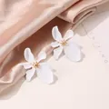 3D pleated lacquered flower earrings in elegant white and gold finish for parties - White