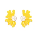 Vue détaillée montrant la finition en émail jaune vif et le centre doré des boucles d'oreilles - Jaune
