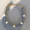 Detail van natuursteen armband met echte zoetwaterparels en goudkleurige sluiting - Grijze matte kraal & Natuurlijke zoetwaterparel (Armband B) / 17+3cm