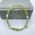Vue détaillée de pierres de péridot naturelles et de perles d'eau douce sur chaîne. - Pierre péridot verte et perle d'eau douce naturelle (Bracelet C) / 17+3cm