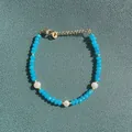 Vue détaillée d'un bracelet en pierres facettées bleues avec trois perλes d'eau douce naturelles. - Pierre facettée bleu ciel et perle d'eau douce naturelle (Bracelet X) / 17+3cm