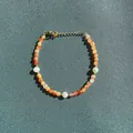 Vue détaillée d'un bracelet en pierre naturelle orange facettée avec des perles d'eau douce - Patchwork d'agate orange-rouge (Bracelet Z3) / 17+3cm