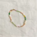Vue détaillée du bracelet artisanal composé de perles d'eau douce et de pierres - Patchwork de pierres couleur macaron (Bracelet Y2) / 17+3cm