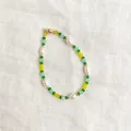 Détail d'un bracelet artisanal avec perles vertes et perles d'eau douce naturelles - Patchwork de perles jaune vif et vert (Bracelet Y1) / 17+3cm