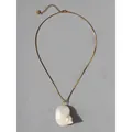 Elegante goudkleurige ketting met witte natuurlijke schelphanger op een grijze basis - Metalen ketting schelpketting / 45+5cm / Goud