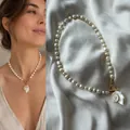 Elegante natuurlijke zoetwaterparelketting met schelphanger op witte zijden stof - Goudkleurige Parel Murex Hanger / 38+5cm