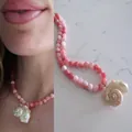 Handgemaakte roze kralenketting met natuurlijke witte schelp hanger voor dames en meisjes - Roze Ronde Kralen Murex Hanger / 38+5cm