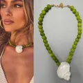 Elegante groene kralenketting met een grote natuurlijke witte schelphanger voor dames - Wulkhanger Ketting / 38+5cm / Groene ronde kraal