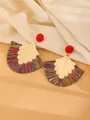 Pendientes bohemios en forma de abanico con borlas de colores y detalles dorados - Multicolor