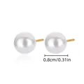 Détail des boucles d'oreilles perles blanches de 0,8 cm montrant la taille et la forme ronde. - Or 18 carats / Style Perle Artificielle 0.8cm (G123512)