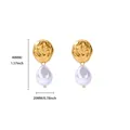 Détail de boucles d'oreilles martelées or rétro avec perles baroques blanches et mesures - Or 18 carats / Style Perle Irrégulière Martelée (G126118)