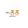 Détail macro de boucles d'oreilles ours en or avec perle, dimensions 10mm par 8mm - Or 18 carats / Style Perle Artificielle Ours (G126865)