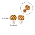 Vue détaillée de boucles d'oreilles perles, texture matelassée or et dimensions - Or 18 carats / Style Perle Artificielle Motif Matelassé (G126207)