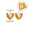 Vue détaillée des boucles d'oreilles cœur en V doré avec perles et dimensions - Or 18 carats / Style Perle Artificielle en V (G126210)
