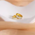 Élégantes boucles d'oreilles créoles dorées avec un design d'incrustation d'opale. - Plaqué Or 18K / Une Paire / Opale blanche