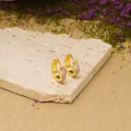 Petites créoles minimalistes en plaqué or avec une délicate incrustation d'opale rose - Plaqué Or 18K / Une Paire / Opale Rose