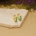 Boucles d'oreilles créoles dorées vintage avec incrustation d'opale verte d'aspect - Plaqué Or 18K / Une Paire / Opale Verte