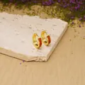 Klassische vergoldete Creolen mit rotem Opal-Inlay auf einer Steinplatte präsentiert - 18K Vergoldet / Ein Paar / Orangener Opal