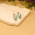 Elegante versilberte Creolen mit grünen synthetischen Opal-Inlays auf Steinplatte. - Weißgold-Finish / Ein Paar / Grüner Opal