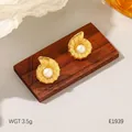 Eleganti orecchini a perno in acciaio dorato a forma di lumaca con perla su legno - Perla Artificiale di Conchiglia (BJGE1939)