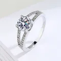 Détail d'une bague en argent à tige fendue avec une pierre centrale ronde et brillante. - Ouvert Réglable / Or blanc