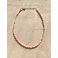 Primo piano di perline a cubo in conchiglia naturale colorata su una collana stile boho chic - Catena di estensione 38+5 cm / Stile F (Stile Perline di Conchiglia Quadrata Multicolore)