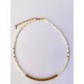 Primo piano di collana in perline di conchiglia bianca con barra in metallo dorato - Catena di estensione 38+5 cm / Stile G (Stile Disco di Conchiglia Bianca)