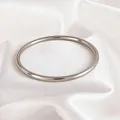 Bracelet jonc minimaliste en acier titane poli pour femme sur soie blanche - Style Cercle Fermé Simple / Argent