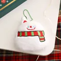 Schattige witte pluche sneeuwpop sleutelhanger met rood-groene sjaal voor rugzakken - Christmas pendant [snowman] / Individuele Verpakking