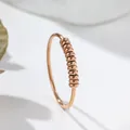 Makrodetail eines roségoldenen Anti-Angst-Rings aus Titanstahl mit Drehkugeln - US 5 / Roségold