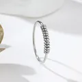 Detail eines silbernen Anti-Stress-Rings aus Titanstahl mit beweglichen Perlen - US 5 / Silber