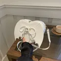 Bolso bandolera blanco de corazón con alas de murciélago y diseño de lazo cruzado - Blanco