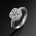 Luxuriöser silberner Haloring mit einem brillanten runden Mittelstein und Pavé-Besatz - Ring / Silber