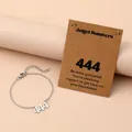 Detailopname van roestvrijstalen kettingarmband met zilveren 444 engelennummer-hanger - Nummer 444 / Zilver