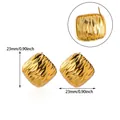 Primer plano de pendientes cuadrados dorados con textura y medidas de 23 mm - Estilo Cuadrado de Textura Geométrica (G216250)