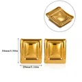Vista detallada de pendientes cuadrados dorados grandes con medida de tamaño de 34 mm - Estilo Cuadrado de Capas en Relieve (G126313)