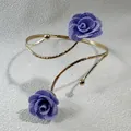 Detailansicht eines eleganten goldenen Oberarmreifs mit zwei violetten Stoffrosen - 33521-ab-pur-EP
