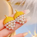 Orecchini vintage a forma di ghianda con perle, finitura dorata e perni in argento - Perla d'Uva Oro (E5677-1)
