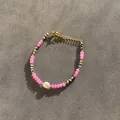 Gros plan d'un bracelet de perles colorées avec cristaux roses et perle d'eau douce. - Style perle en pierre tachetée rose (Bracelet 5)