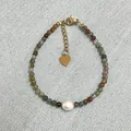 Gros plan d'un bracelet en pierres multicolores avec une perle d'eau douce naturelle. - Style perle mixte en pierre naturelle colorée (Bracelet 10)