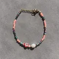 Detailweergave van kleurrijke natuurstenen armband met zoetwaterparel en rode hartkraal - Rood Hart Glazuur Stijl (Armband 12) / 17+3cm Verstelbaar / Meerkleurig