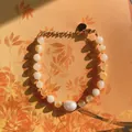 Vue détaillée d'un bracelet fait main avec perles naturelles et cristaux aux tons chauds. - Style perle mixte jaune orange et blanc (Bracelet 15)