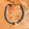 Vue détaillée d'un bracelet en perles d'eau douce naturelles et cristaux bleu clair - Style perle cristal facetté bleu clair (Bracelet 16)