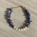 Détail d'un bracelet en lapis-lazuli et perles d'eau douce avec une chaîne dorée élégante. - Style épissage perle lapis bleu foncé (Bracelet 17)
