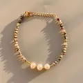 Gros plan d'un bracelet en perles d'eau douce naturelles et pierres colorées facettées - Style perle baroque irrégulière tricolore (Bracelet 18)