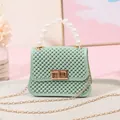 Mini bolso jelly verde menta con asa de perlas y cadena dorada. - Verde claro