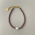 Bracelet en perles de grenat rouge foncé avec une perle d'eau douce naturelle centrale - Style perle rouge foncé facettée (Bracelet 24)