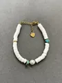 Bracelet bohème en perles heishi blanches avec perle d'eau douce et pierres turquoise - Style argile blanche turquoise (Bracelet 28)