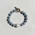 Bracelet en pierres naturelles bleu clair avec perle baroque et fermoir OT doré - Style fermoir OT en pierre naturelle bleu ciel (Bracelet 29)